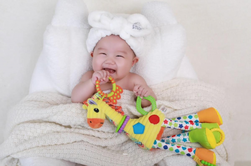 新余三个月宝宝正确抱姿