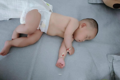 新余3个月宝宝怎么抱